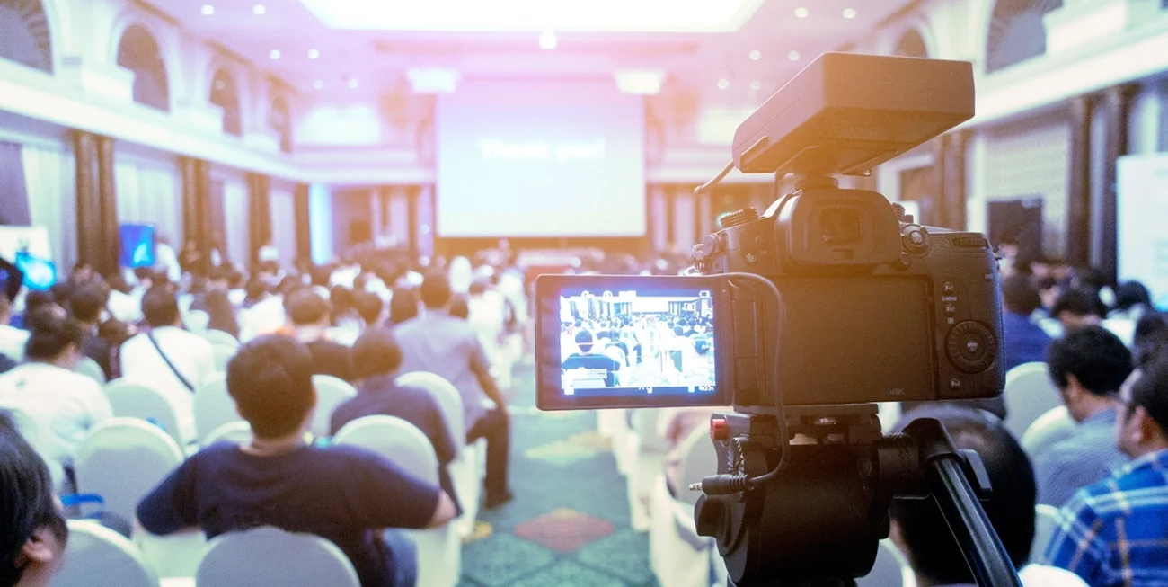 Tecnologías, formatos y estrategias para convertir eventos en vivo en experiencias digitales escalables, interactivas y con impacto comercial.